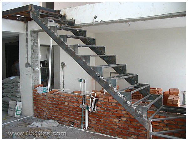 制作钢结构楼梯框架